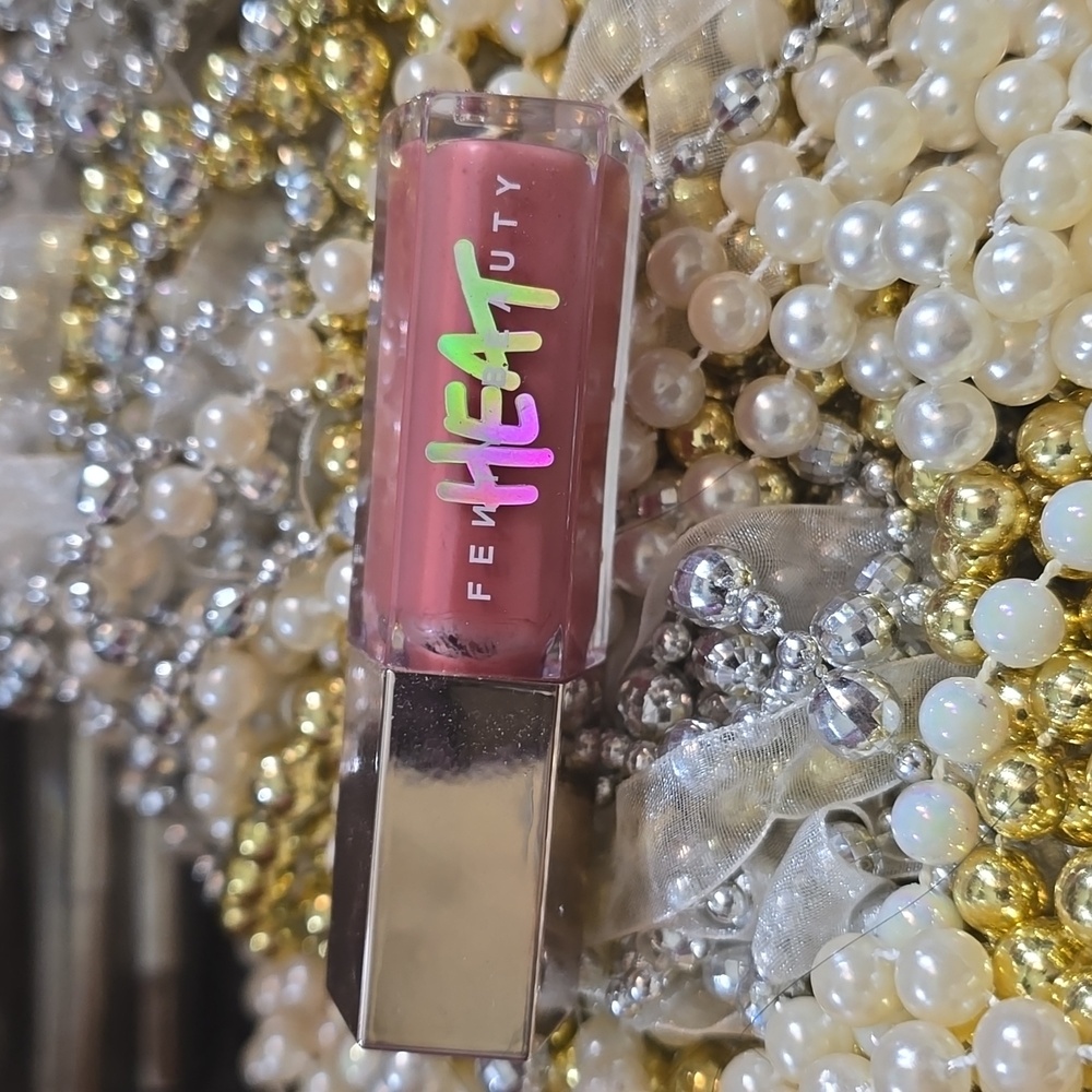 Fenty Beauty Gloss Bomb in the shade Fussy Heat